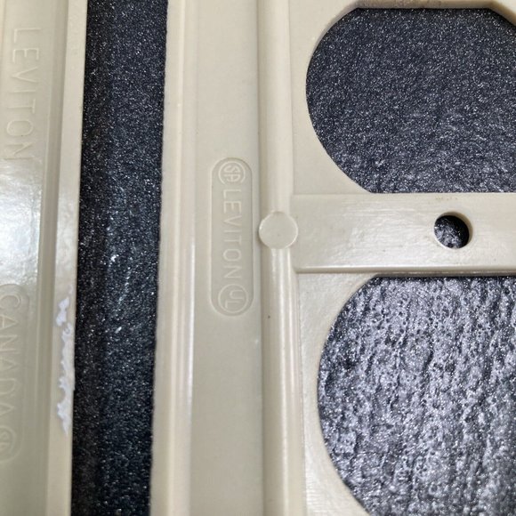 Vintage Plastic Leviton Plates Plug In Outlet Cover Made In Canada - Picture 4 of 4